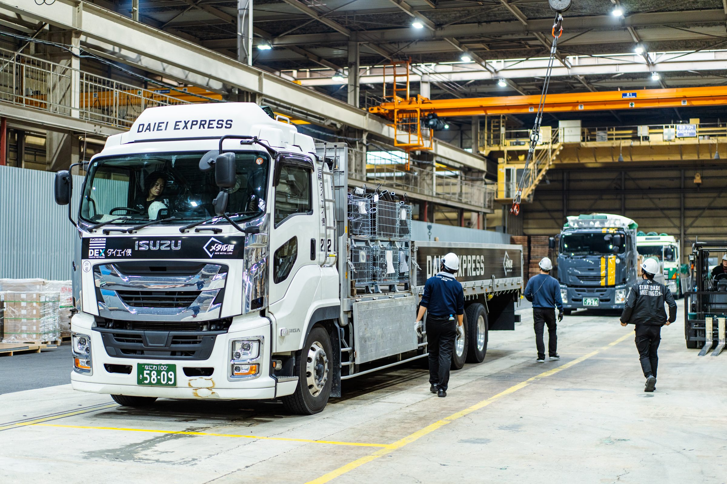 長尺・異形貨物を混載便で運ぶDAIEI EXPRESSのトラック